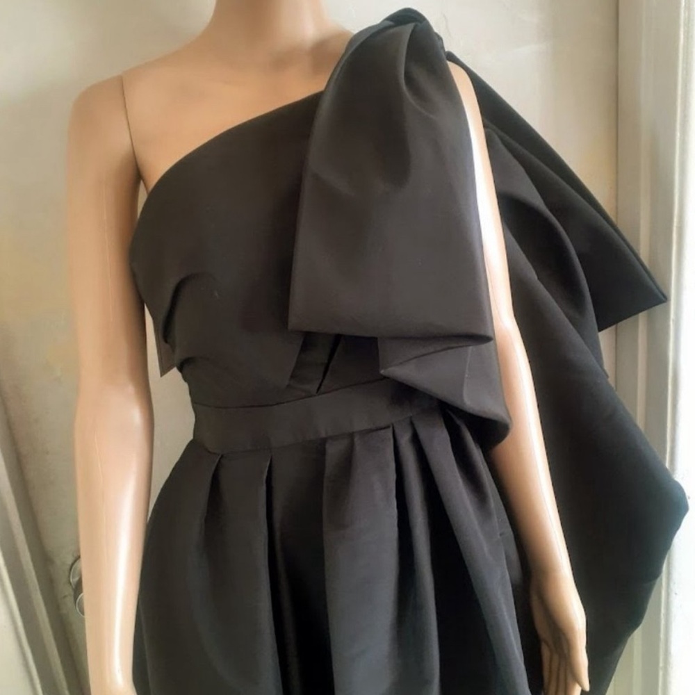 Carolina Herrera Black Silk fit and flare dress with large bow size US 2, 6